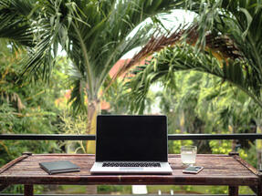 Green Desking: Working Outdoors, the New Trend for Urban Workers