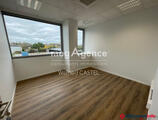 Offices to let in 310 M2 DE BUREAUX DANS UNE ZONE DYNAMIQUE SUR AXE PASSANT!