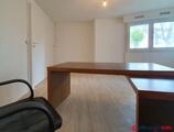 Offices to let in Bureau 14 m² sur rue