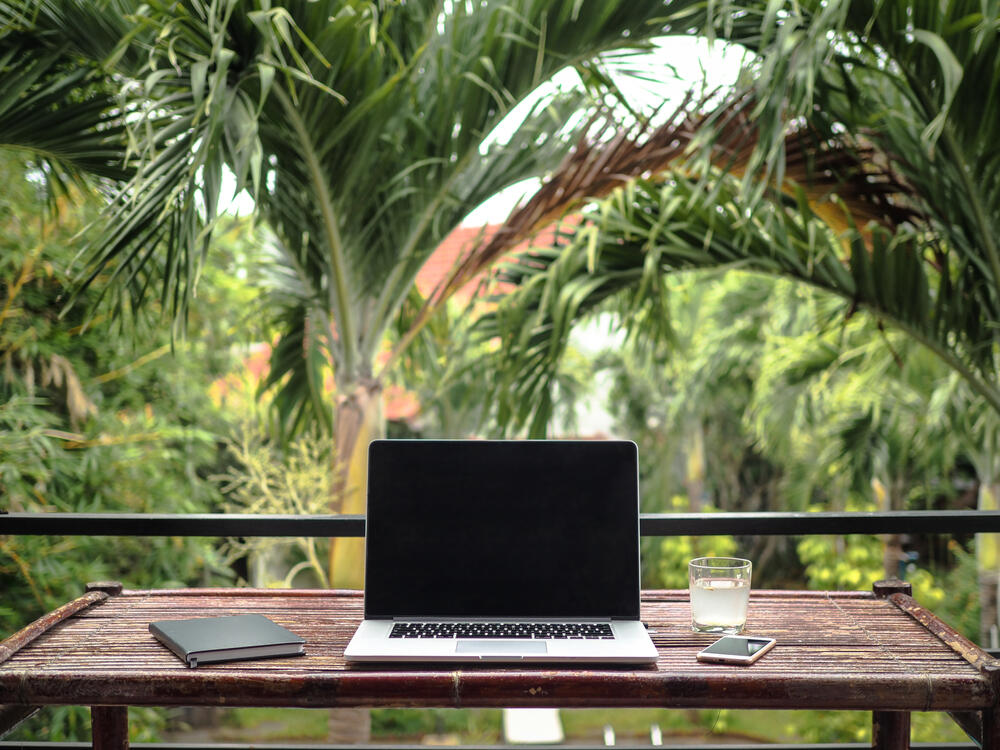 Green Desking: Working Outdoors, the New Trend for Urban Workers