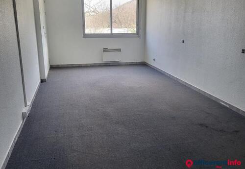 Offices to let in BUREAUX / LOCAUX - 210 M²