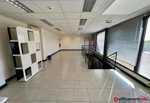 Offices to let in immeuble de bureaux de 330 m2 sur 900 m2 de terrain avec nom