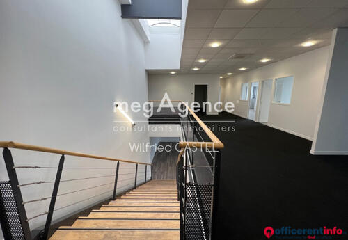 Offices to let in 310 M2 DE BUREAUX DANS UNE ZONE DYNAMIQUE SUR AXE PASSANT!