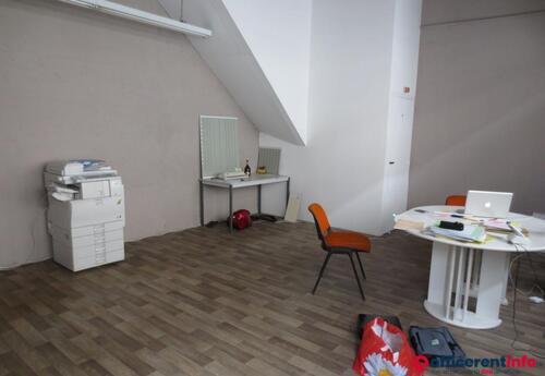 Offices to let in Location - Bureaux de 709 m2 divisibles en 3 lots