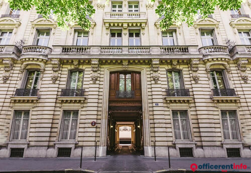 Offices to let in Exceptionnel, avenue George V : bureaux de 589 m²  dans un immeuble en pierre de taille transformables en 1 ou 2 appartements avec cave + parking