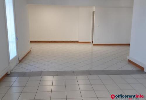 Offices to let in Bureau d'une superficie de 47 m2