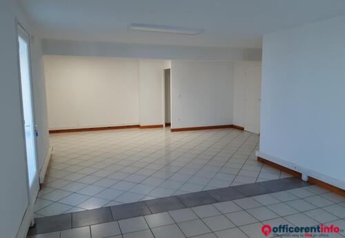 Offices to let in Bureau d'une superficie de 49 m2 environ