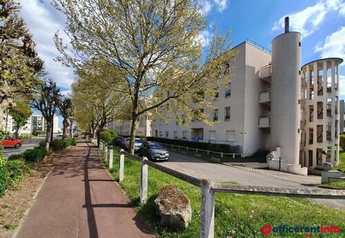 Offices to let in Bureau 14 m² sur rue