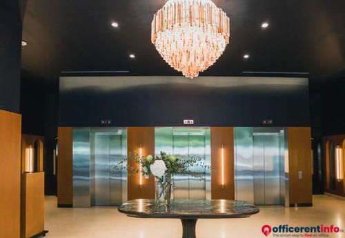 Offices to let in 28 Cours Albert 1er - Paris 8
