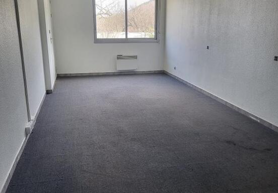 BUREAUX / LOCAUX - 210 M²